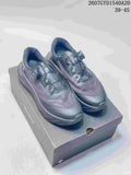 Pair of dark Descente low-top sneakers displayed on a branded shoebox, with the BOA dial closure visible; image text shows style code 2607GYD1540A20 and size range 39–45.