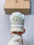 Rear view of a white Louis Vuitton sneaker showing the raised logo panel, padded collar and layered heel construction; image text shows code 2607JYD263A23 and size range 36–45.