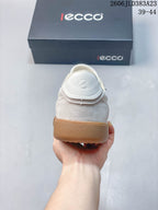 Rear view of the off-white sneaker showing its layered heel panels and gum-colored sole; image overlay shows sizes 39–44 and code 2606 JLD383A23.