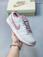 Angled side view showing the white upper, pink Swoosh, pink heel detail, and matching outsole; image text shows style code 2607GDD115A15 and size range 35–45.