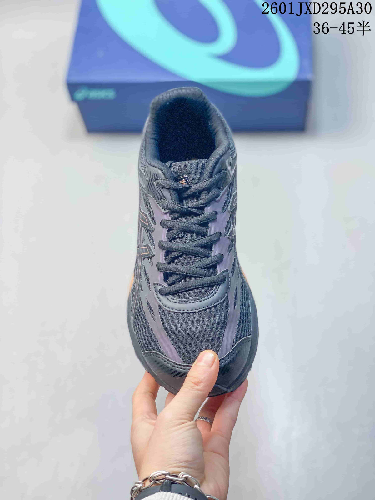 Top view of a charcoal ASICS GEL-KAHANA 8 shoe with laces and mesh panels; image text gives a 36–45.5 size range.