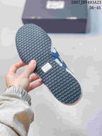 Close view of the textured rubber outsole with a circular tread pattern; overlay shows model code 2607JDY493A23 and size range 36–45.