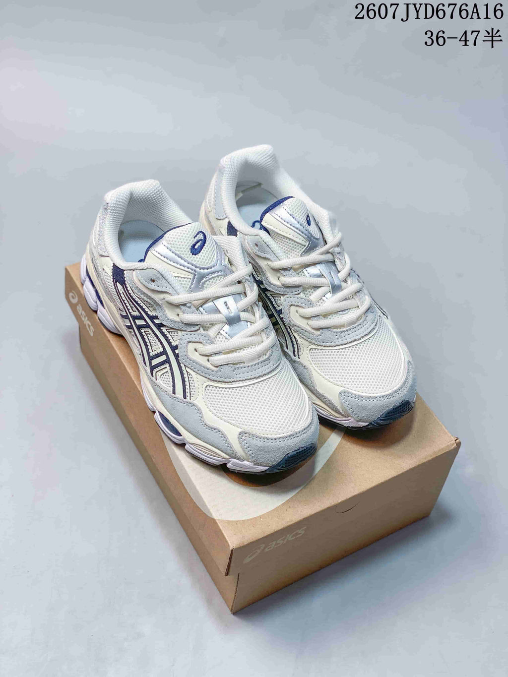 Pair of white, grey and navy ASICS GEL-NYC sneakers displayed on an ASICS shoebox; overlay text shows code 2607JYD676A16 and sizes 36–47.
