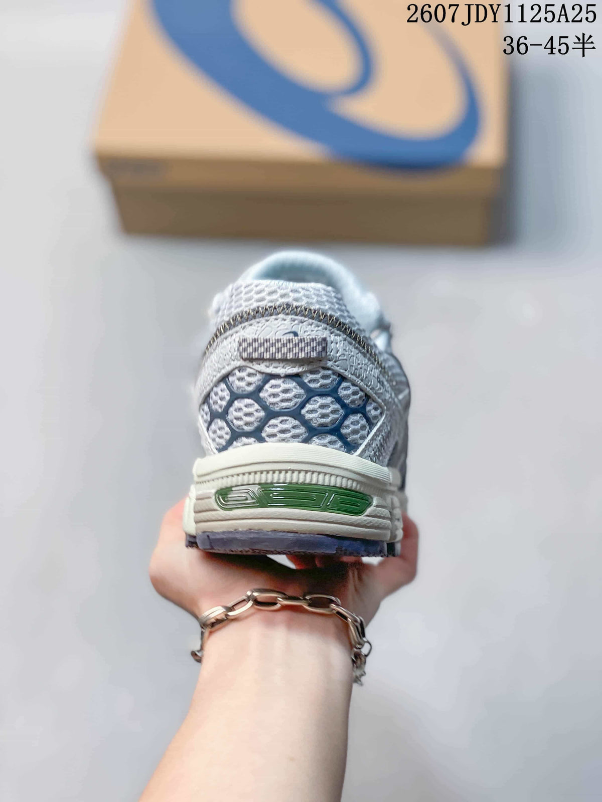 Rear view of the sneaker showing the textured heel panel, ASICS branding, and layered sole; image text shows style code 1125A25 and size range 36–45.