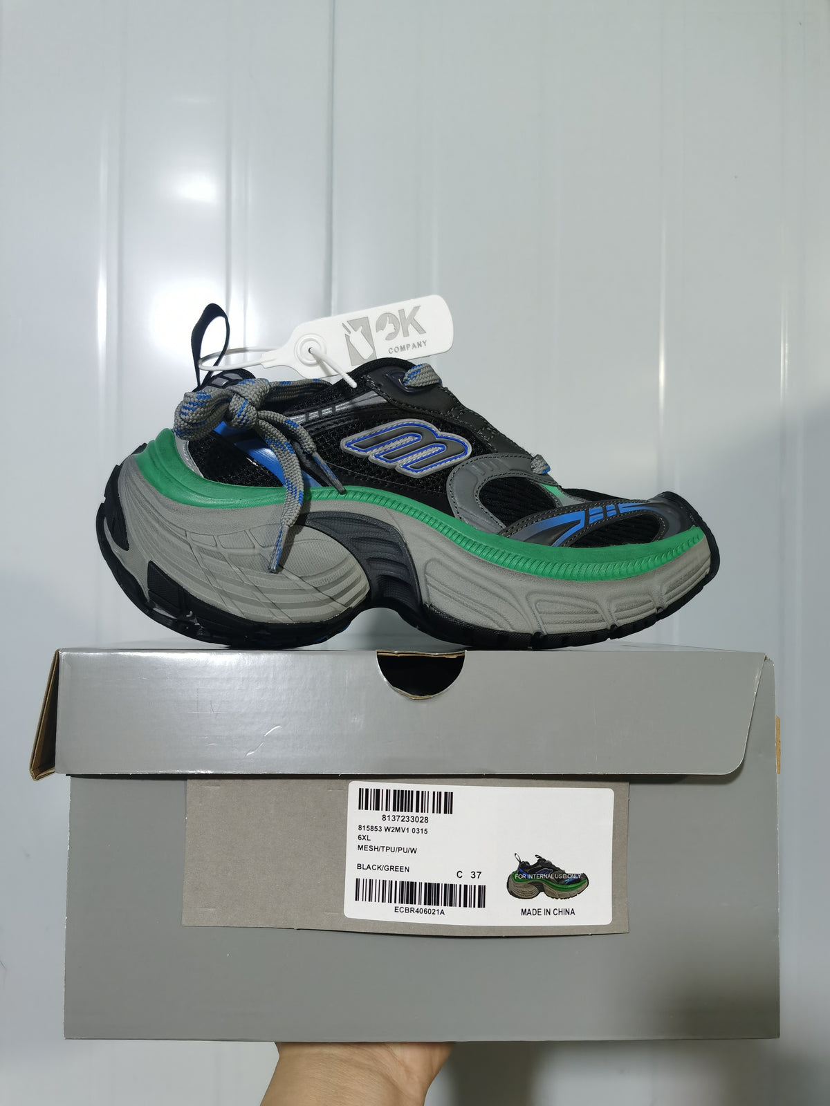 Chunky sneaker displayed on its box; the label shows product code 815853 W2MV1 0315, color BLACK/GREEN, and size C 37.