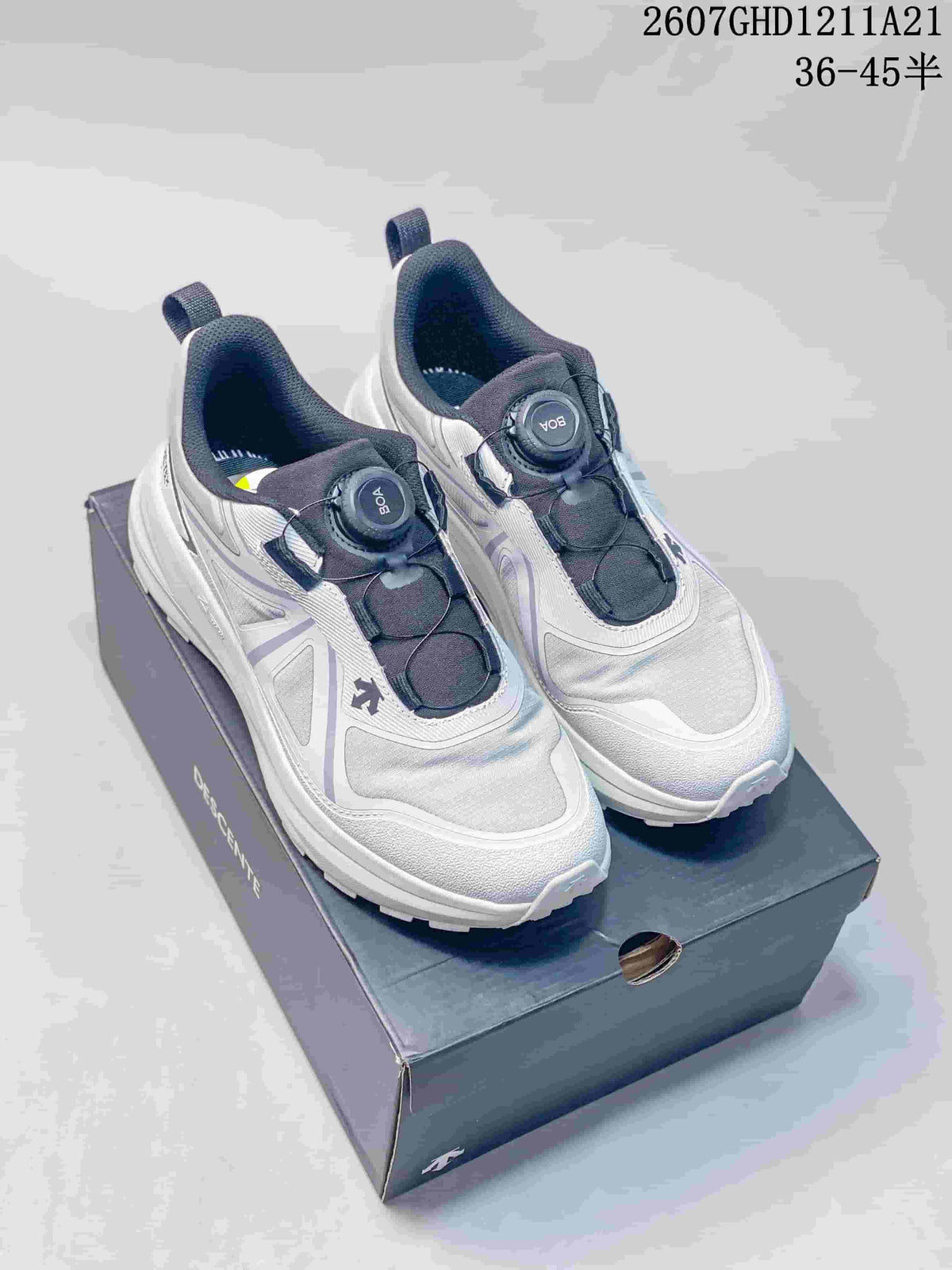 Pair of white and gray DESCENTE low-top sneakers displayed on a shoe box, showing the BOA dial closures and source size range text.