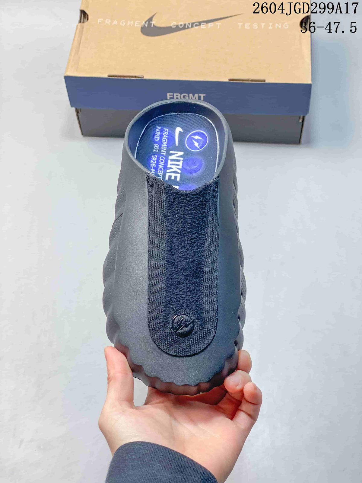 Top view of a single slide showing the textured central strap, insole branding, and presentation box.