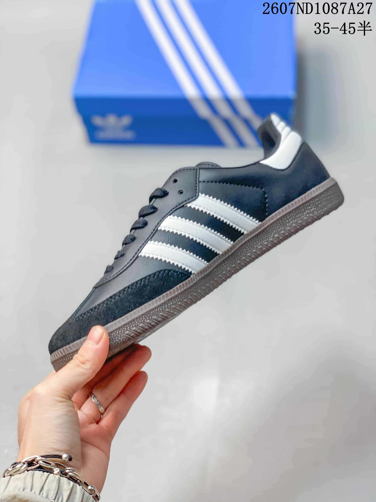 Side profile of the black low-top sneaker with white three-stripe panels, lace-up fastening and gum-colored outsole.