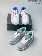 White and blue-red sneakers shown alongside a gray and green pair; image overlay lists sizes 40–46.