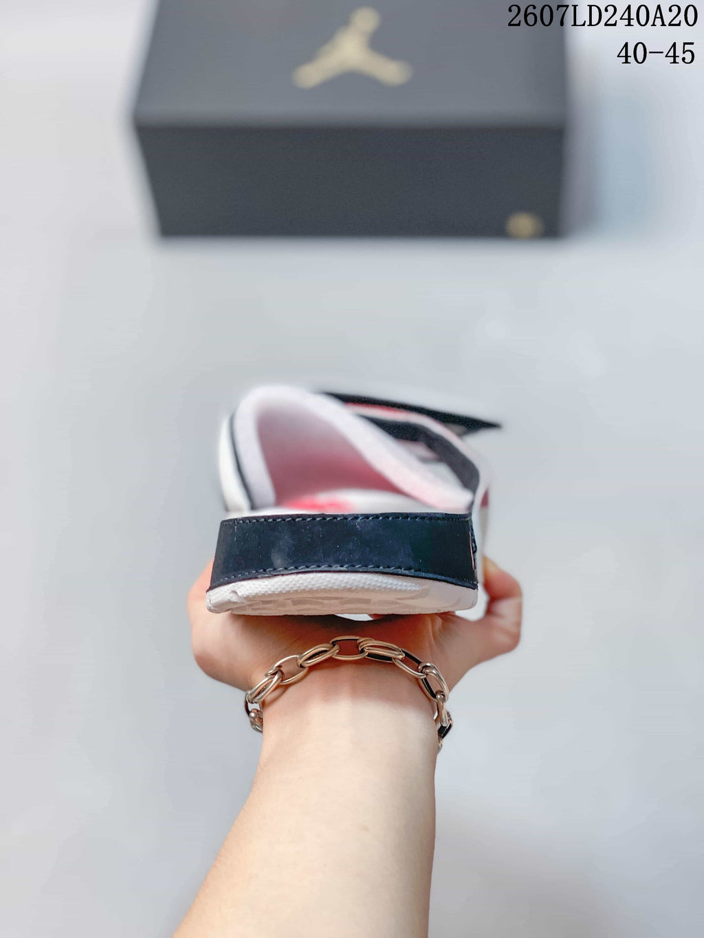 Rear view of a Jordan slide showing the black heel trim and white outsole; image text shows style code 2607LD240A20 and sizes 40–45.