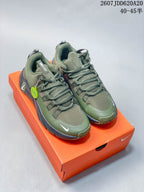 Pair of olive green and navy Nike Free Metcon 7 training shoes displayed on an orange shoebox; image text shows style code 2607JDD620A20 and size range 40–45.