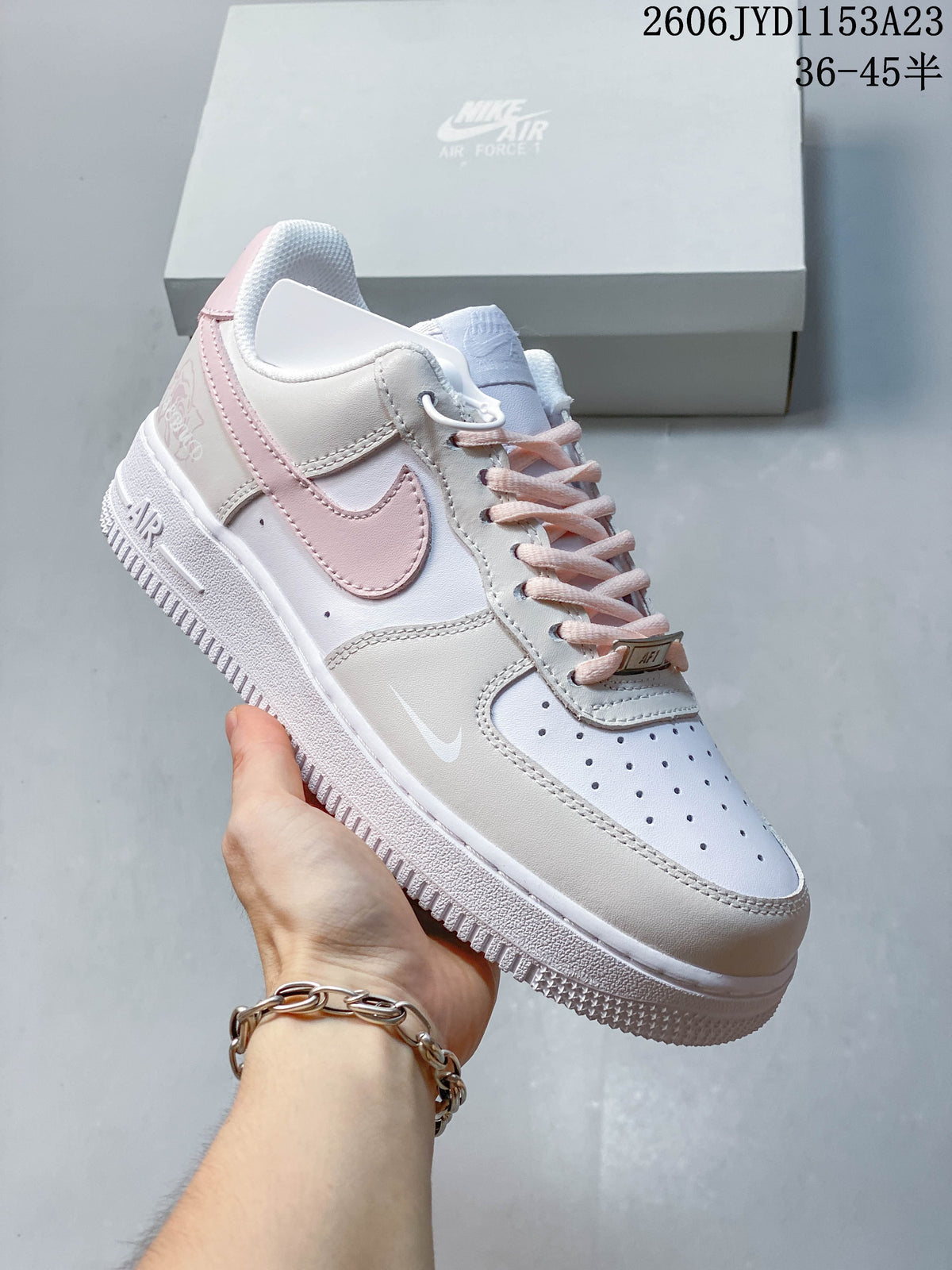 Angled side view showing the sneaker's white, pale grey and blush-pink panels; image overlay shows 36–45.5.