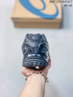 Rear view of a dark ASICS tennis shoe showing the padded heel and outsole tread; image text shows 2607JYD1647A17 and 40–45.