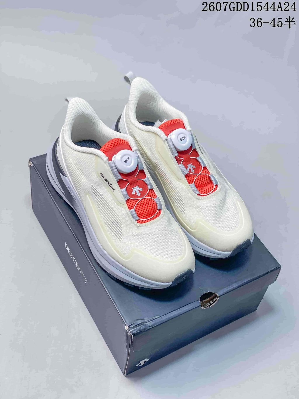 Pair of off-white DESCENTE LAVITATE WIRE 3.0 sneakers with red accents and BOA dials displayed on a shoe box.