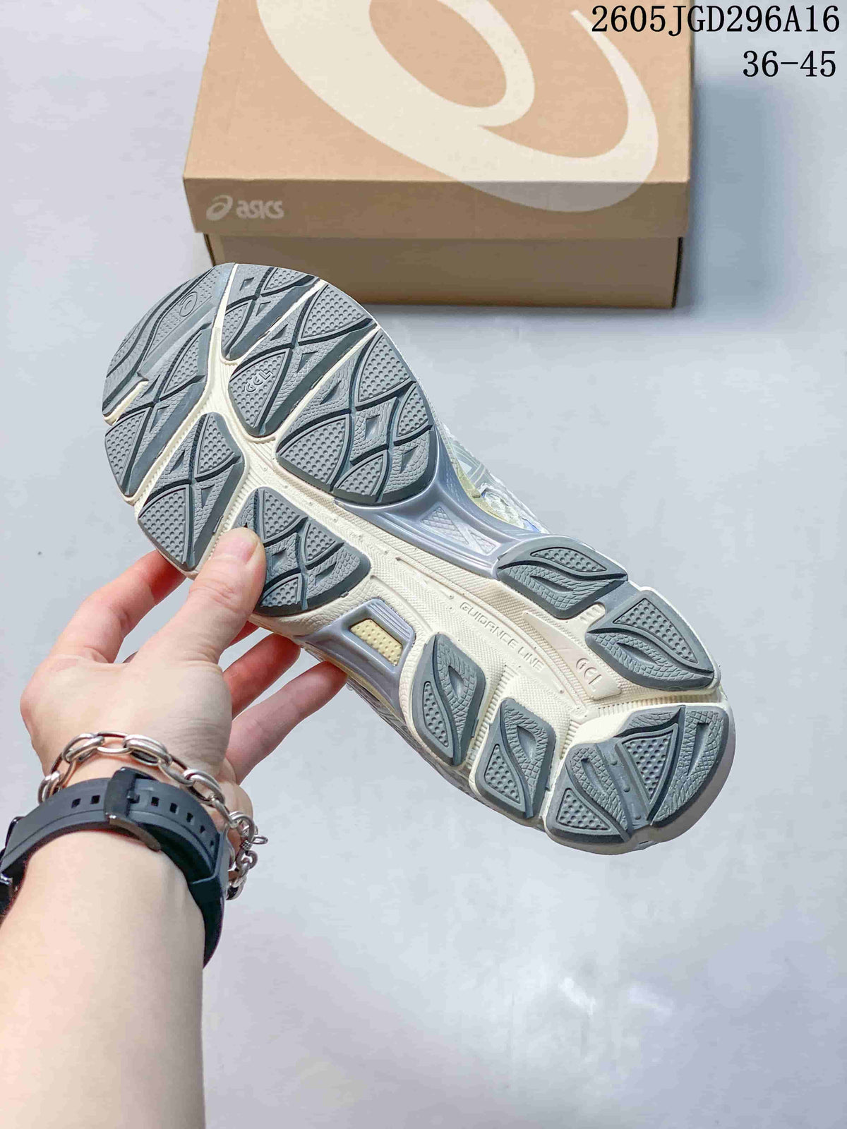 Close view of the ASICS sneaker outsole showing segmented tread, with a shoe box in the background; image text advertises sizes 36–45.