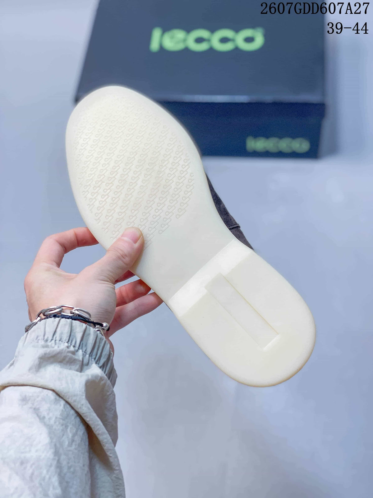 Close-up of the light-colored outsole with a repeating textured tread pattern, shown against an ECCO shoe box.