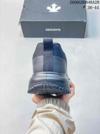 Rear view showing the heel and pull tab of a charcoal DESCENTE shoe; image states sizes 38–44 and style code 2606GDD848A28.