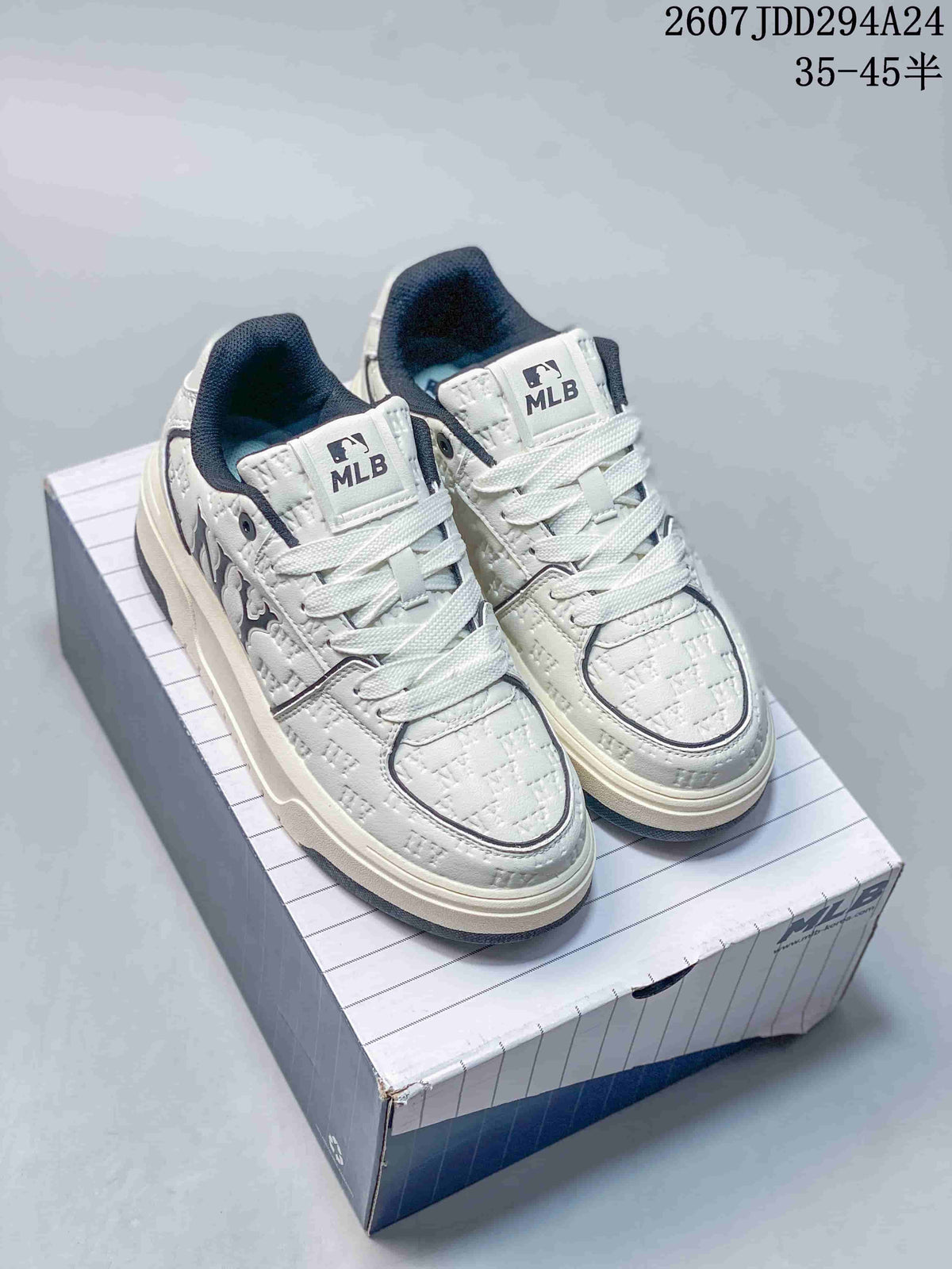 Pair of white and navy MLB Chunky Liner MID sneakers displayed on a branded shoebox; overlay text shows style code 2607JDD294A24 and size range 35–45 with half sizes.