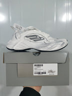 White sneaker displayed on its box; the label shows model 9110, a white/black/grey colorway, and size 40.