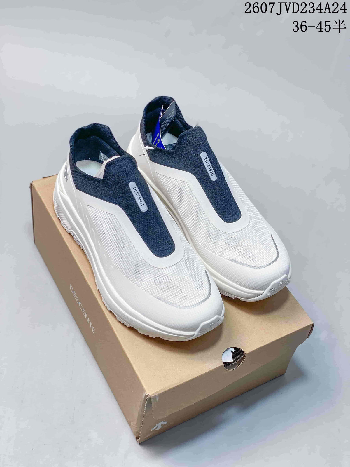 Pair of white and navy DESCENTE slip-on sneakers displayed on a shoe box.