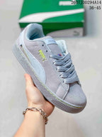 Angled side view showing the light gray-lilac upper, tonal formstrip, lace-up closure and textured outsole; the image shows size range 36-45.
