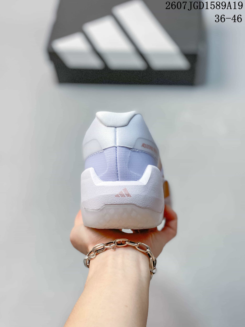 Rear view of the white sneaker showing the padded heel, adidas branding and model lettering; image text indicates 36–46.