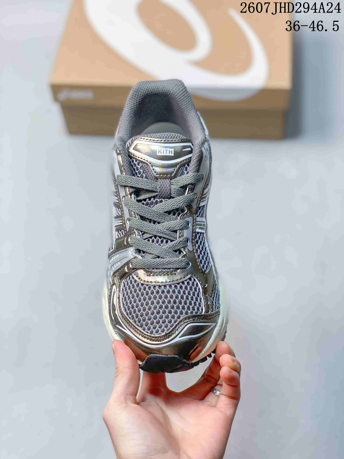 Top view of the sneaker showing the mesh toe box, gray laces, metallic overlays, and contrasting tongue label; image text shows style code 2607JHD294A24 and size range 36–46.5.