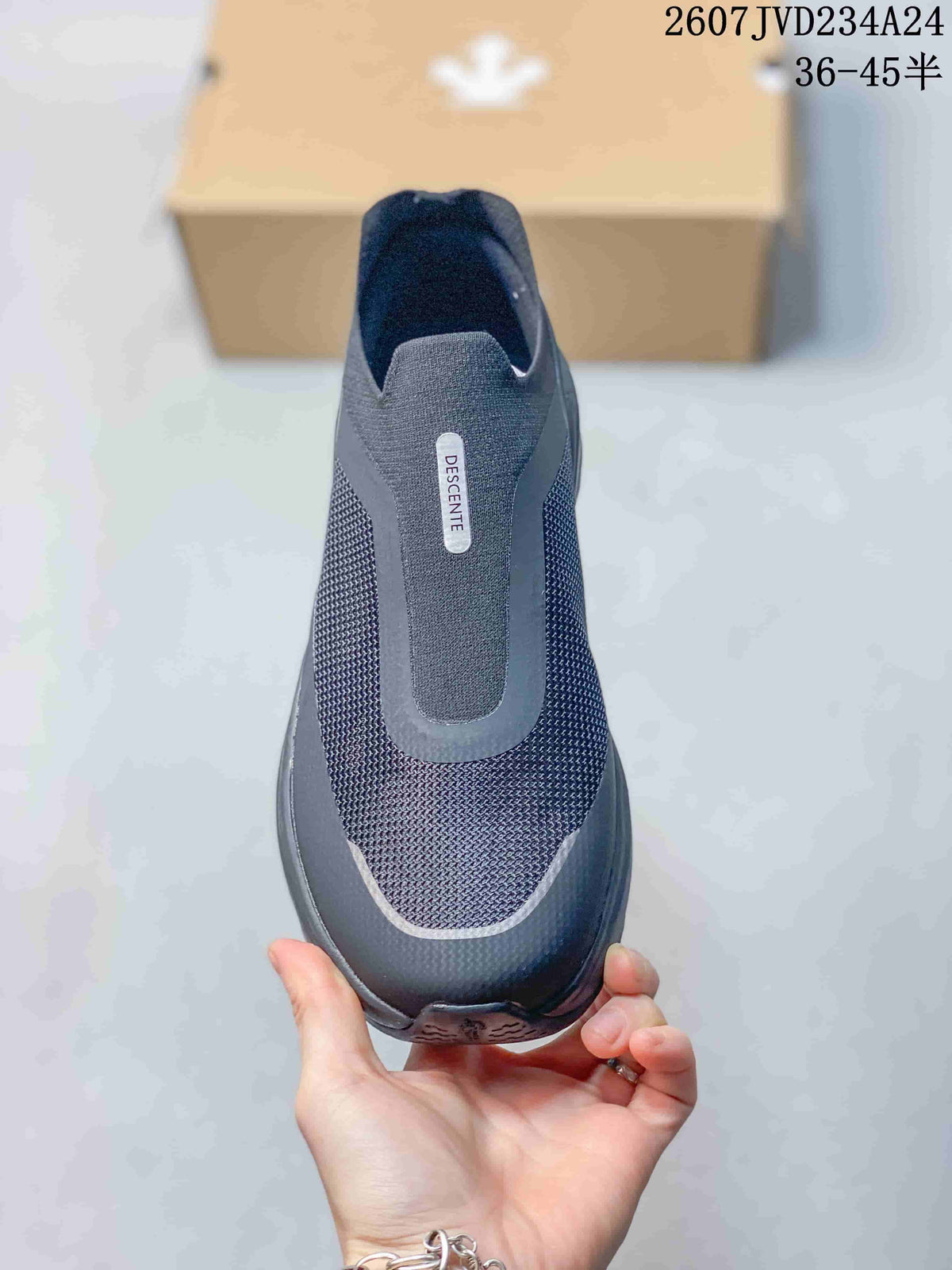 Top view showing the laceless entry, textured forefoot panels, and DESCENTE branding.