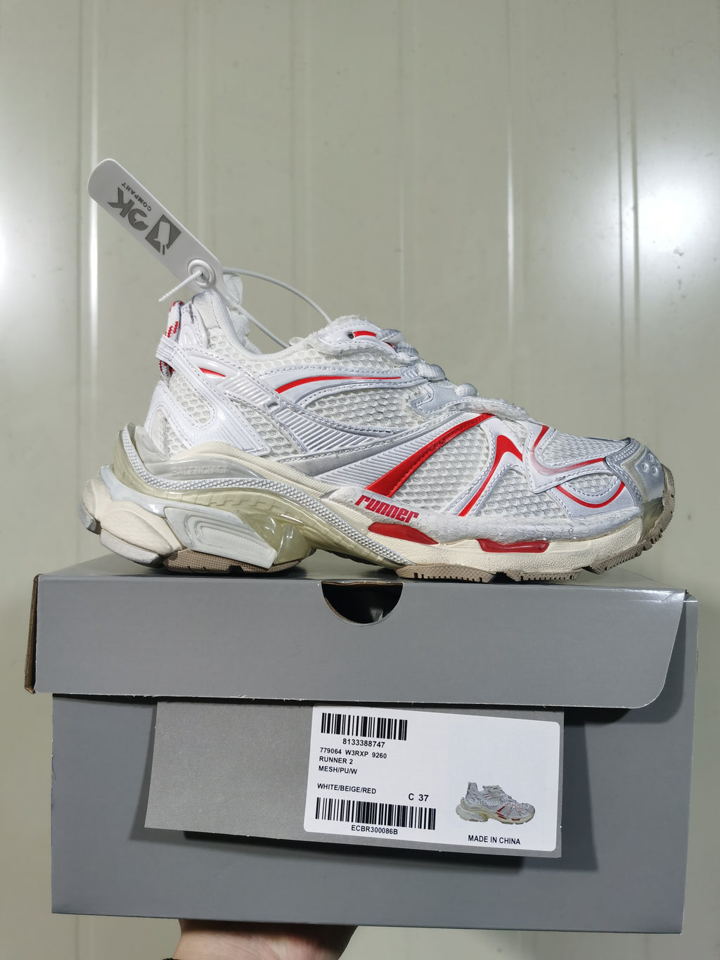Puma 9260 Runner 2 sneaker in white, beige, and red shown on its shoebox, with the box label visible.