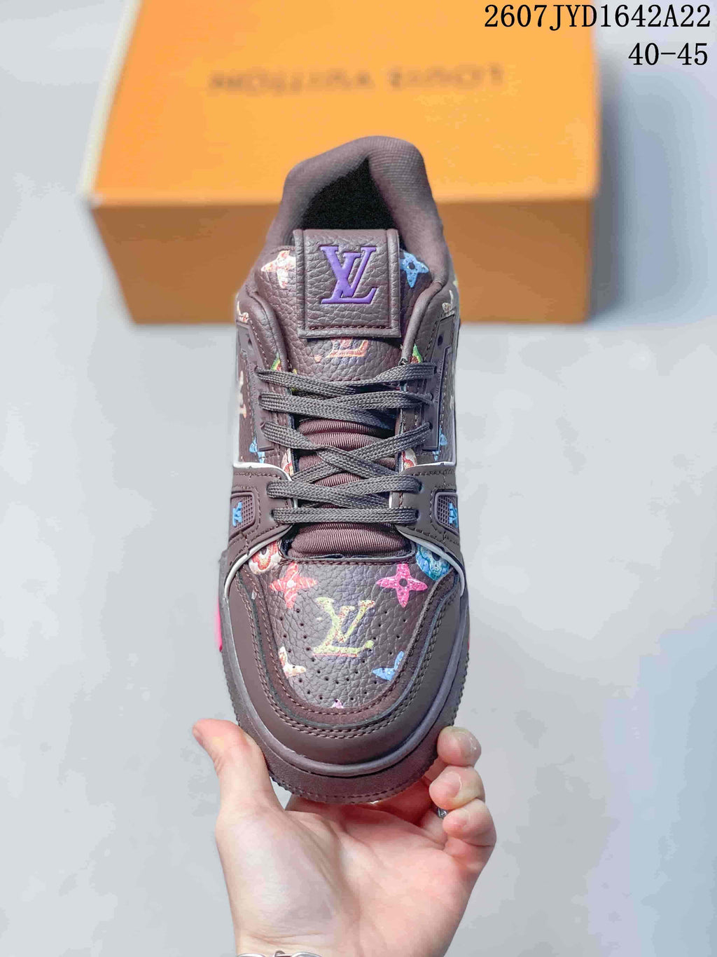 Top view of the dark brown sneaker showing the lace-up front, padded tongue, and multicolor motifs; image text shows 2607 TYD1642A22 and 40–45.