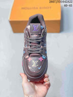 Top view of the dark brown sneaker showing the lace-up front, padded tongue, and multicolor motifs; image text shows 2607 TYD1642A22 and 40–45.