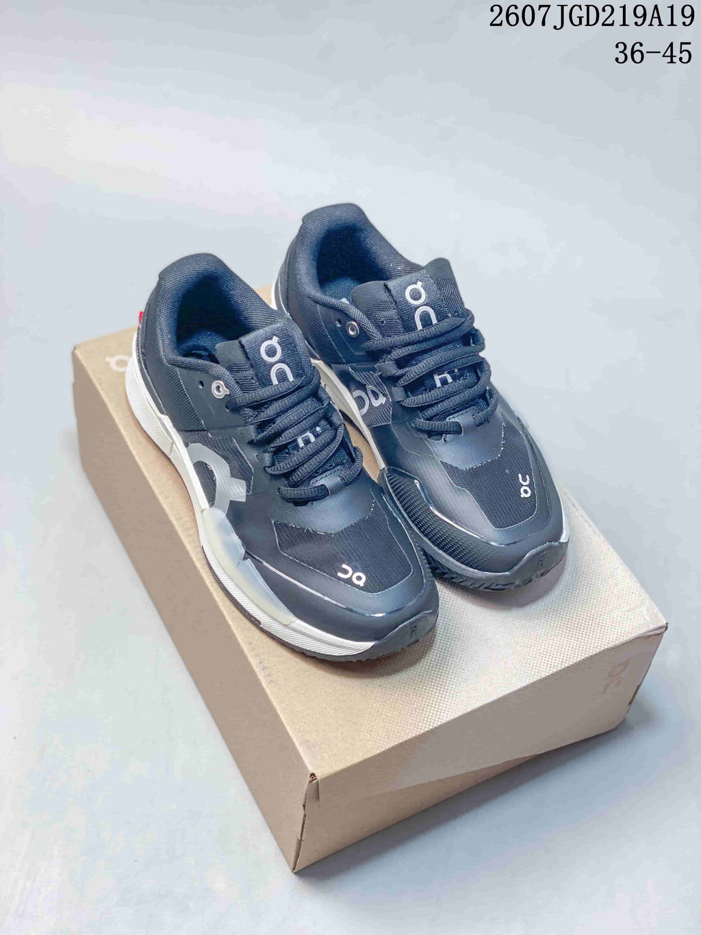 Pair of black and white On THE ROGER Pro 2 low-top tennis shoes displayed on a shoebox; style code 2607TGD219A19 and size range 36-45 are visible.