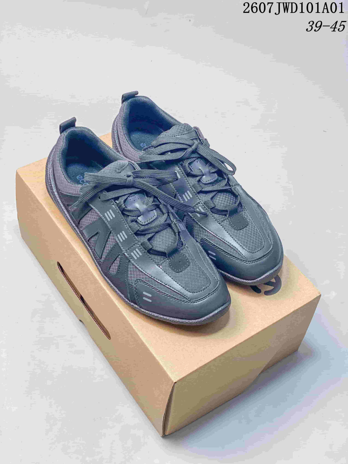 Pair of charcoal casual lace-up sneakers displayed on a box; overlay shows style code 2607JWD101A01 and size range 39–45.