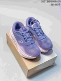 Pair of purple and pink On Cloudsurfer 3 sneakers displayed on a shoebox, with the source code and size range overlaid.