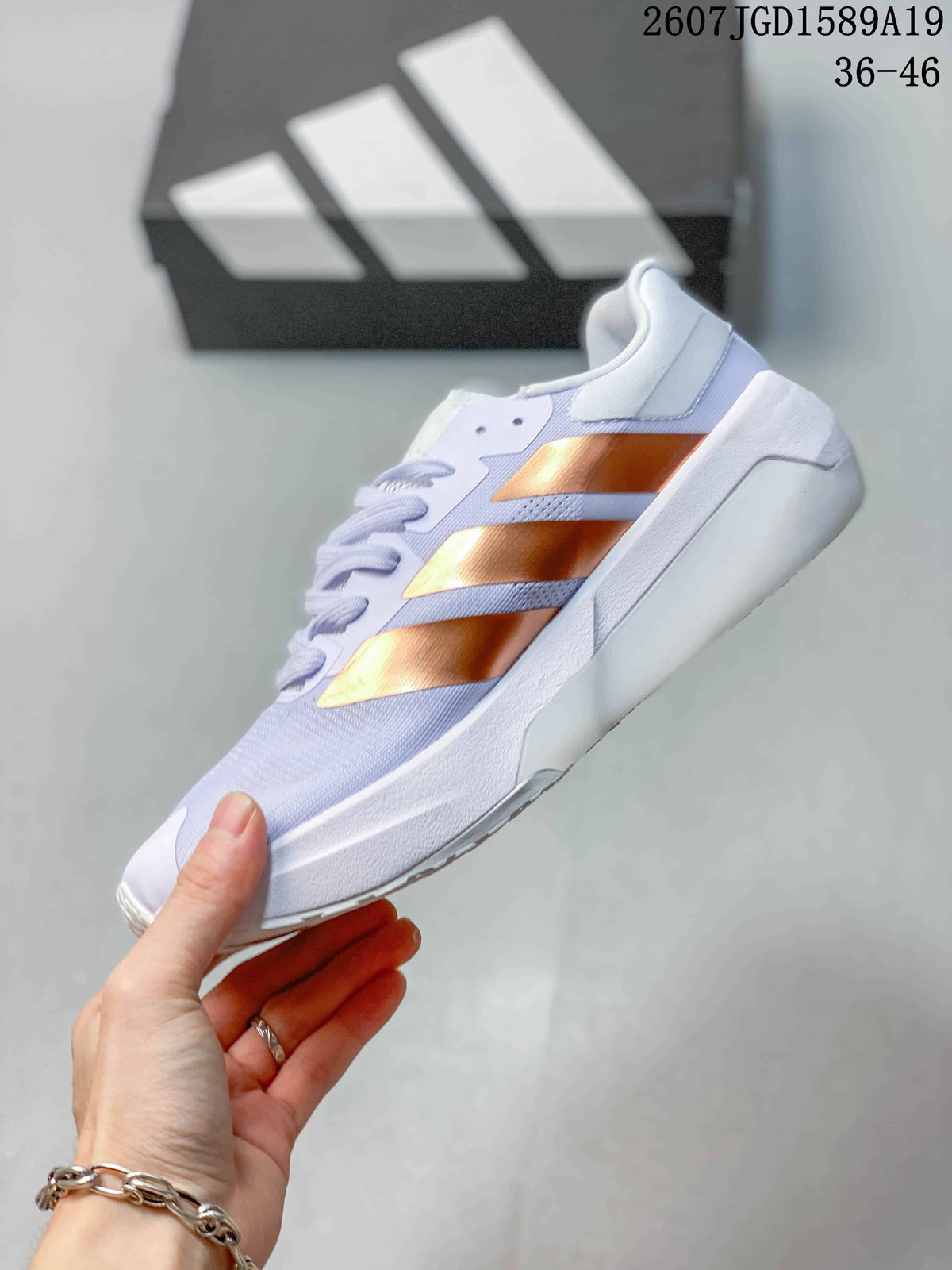 Side profile of the white sneaker with metallic copper panels, lace-up fastening and a raised sole; image text indicates 36–46.