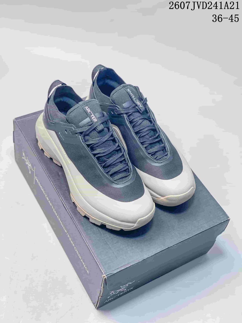 Pair of Arc'teryx Norvan LD 3 trail shoes in dark navy and gray displayed on a shoe box; style code 2607JVD241A21 and size range 36-45 are visible.