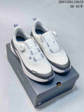 White DESCENTE Z-FOAM running shoes with BOA-style closures displayed on a DESCENTE shoebox; overlay shows style code 2607GDD119A19 and size range 36–45.5.