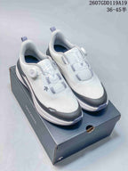 White DESCENTE Z-FOAM running shoes with BOA-style closures displayed on a DESCENTE shoebox; overlay shows style code 2607GDD119A19 and size range 36–45.5.