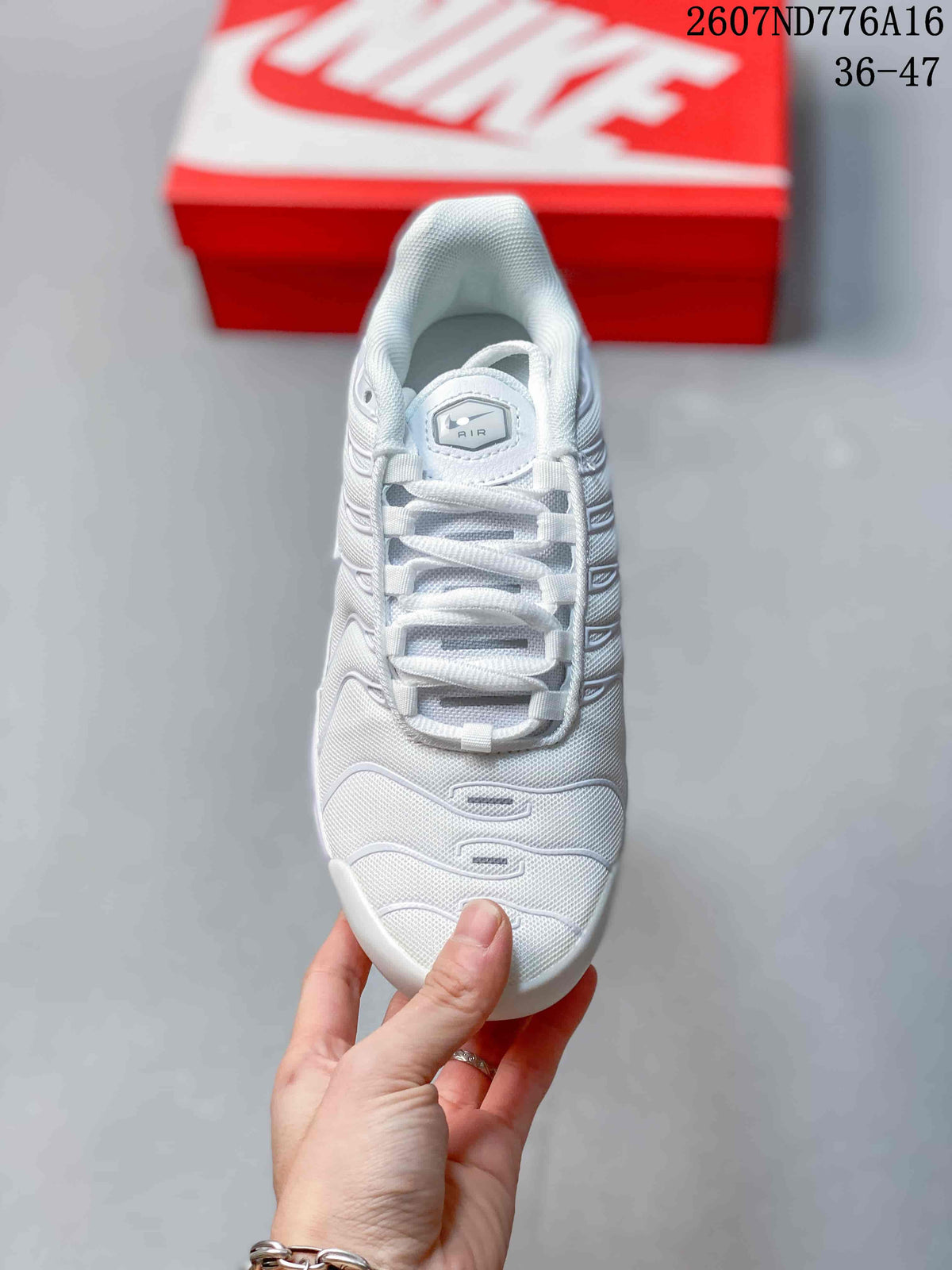 Top view of a white Nike Air Max Plus sneaker showing the laces, padded collar and layered upper panels; style code 2607ND776A16 and size range 36–47 are overlaid.