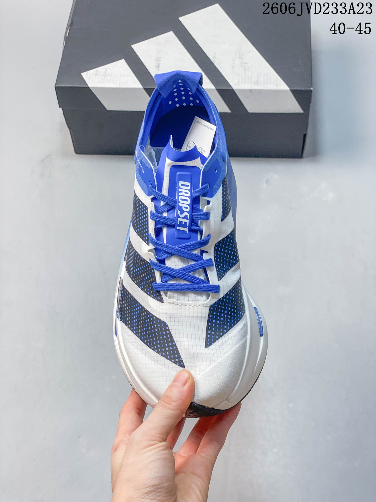 Top view of the shoe showing blue laces and dark patterned panels; image overlay shows EU size range 40–45.