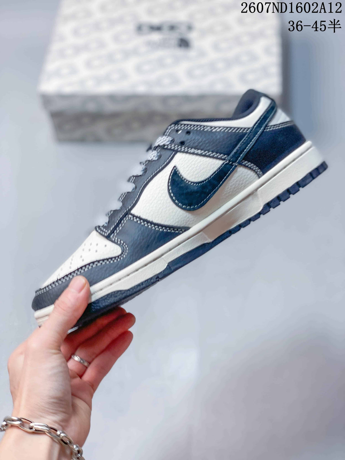 Side profile of the sneaker showing the dark navy Swoosh, off-white panels, layered construction and dark outsole; product code and a 36–45 size range are overlaid above.