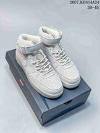 Pair of white and light-gray Nike mid-top sneakers with ankle straps displayed on a shoe box; image text shows code 2607TGD414A24 and sizes 39-45.