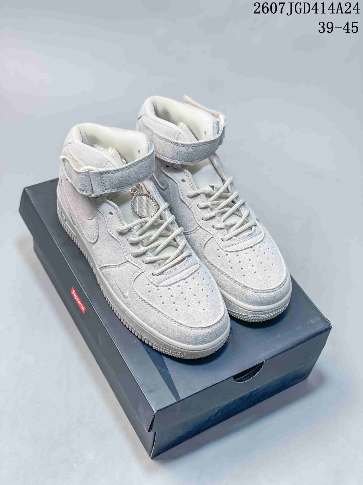 Pair of white and light-gray Nike mid-top sneakers with ankle straps displayed on a shoe box; image text shows code 2607TGD414A24 and sizes 39-45.