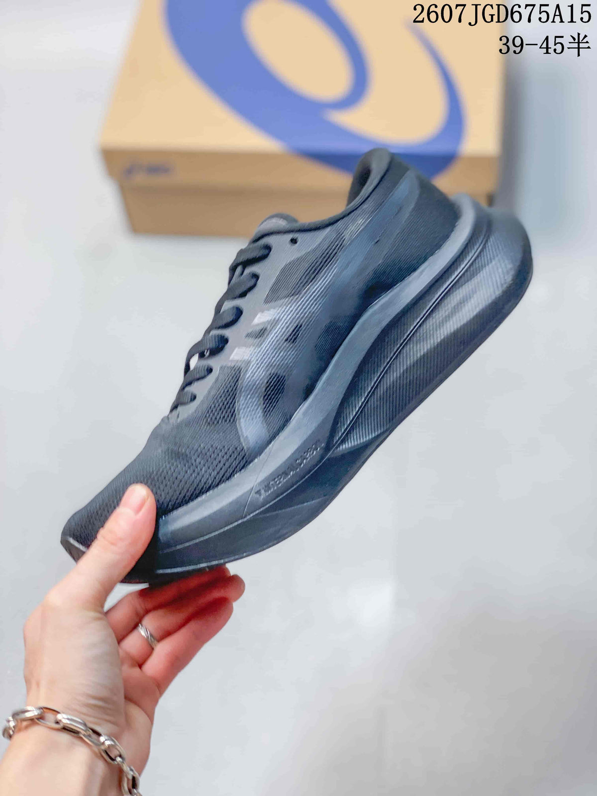 Side view of the dark gray ASICS running shoe showing the mesh upper, layered sole, and ASICS side branding; overlay text shows product code 2607TGD675A15 and a 39–45 half-size range.