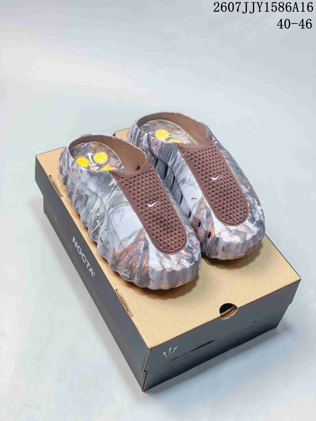Pair of brown and gray marbled Nike Mind 001 slip-on sandals displayed on a presentation box; image text shows style code 2607JJY1586A16 and size range 40–46.