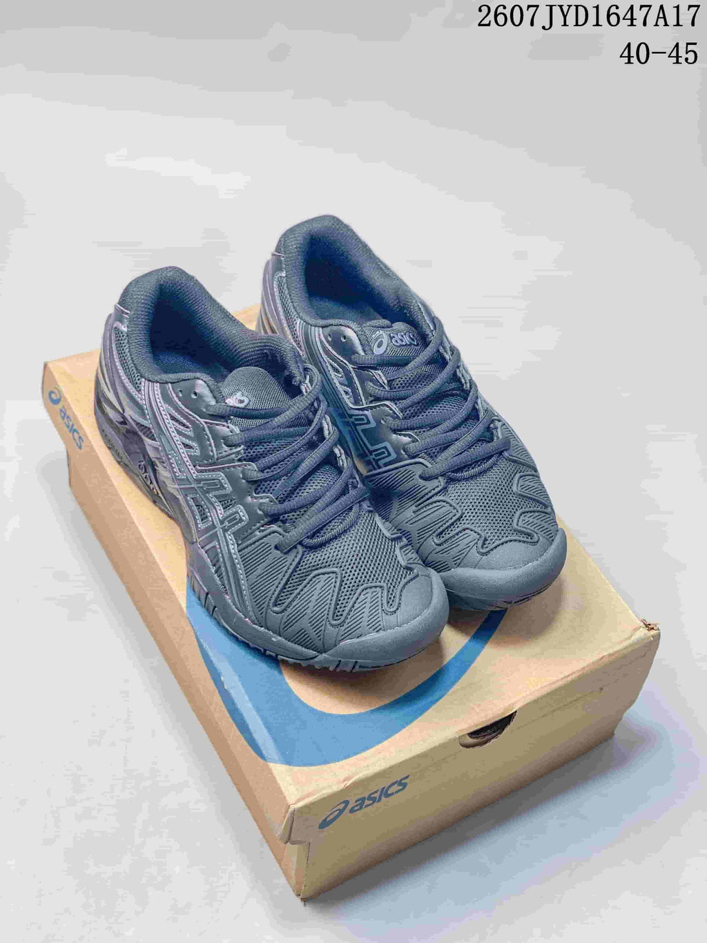Pair of dark black and gray ASICS GEL-Resolution 5 tennis shoes displayed on an ASICS box; image text shows style code 2607JYD1647A17 and size range 40–45.