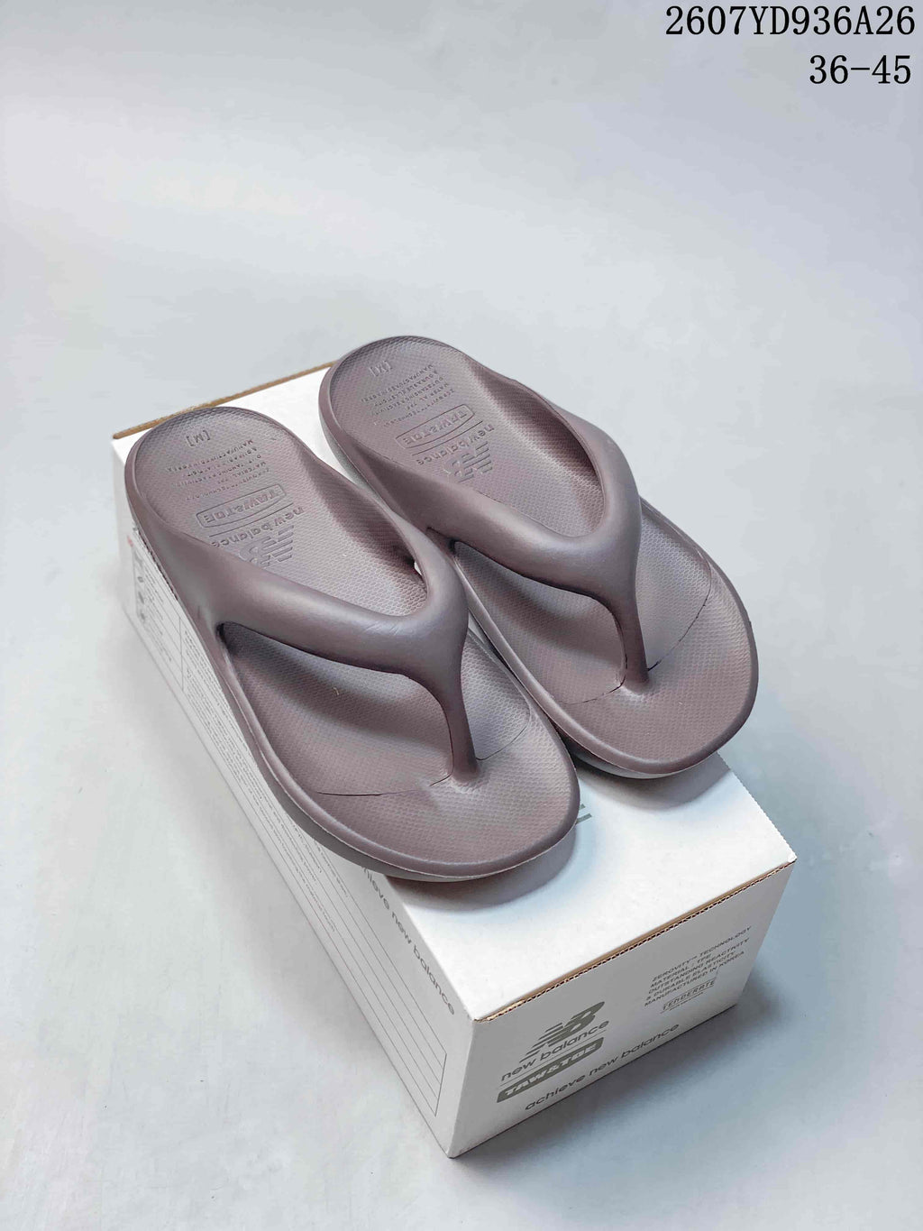 Pair of brown-purple New Balance thong sandals displayed on a branded shoebox; overlay text shows style code 2607YD936A26 and size range 36–45.