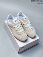 Light beige Alo Yoga low-top sneakers with white laces and gum-colored outsoles displayed on a box; source text shows style code 2607VY971A21 and sizes 40–45.