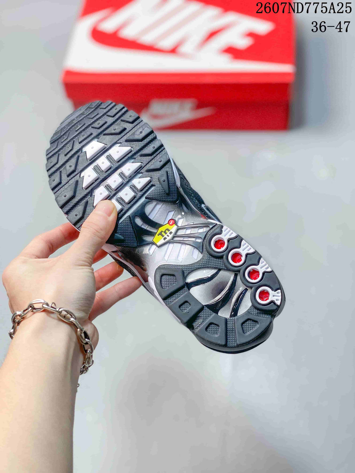 Outsole view of a black and white sneaker showing the textured tread pattern and circular heel details; image text shows 2607ND775A25 and size range 36–47.