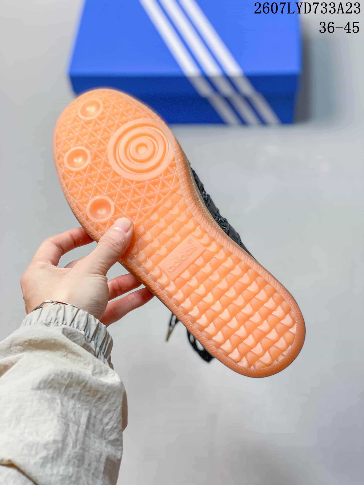 Close view of the gum-colored patterned outsole on the black mule sneaker